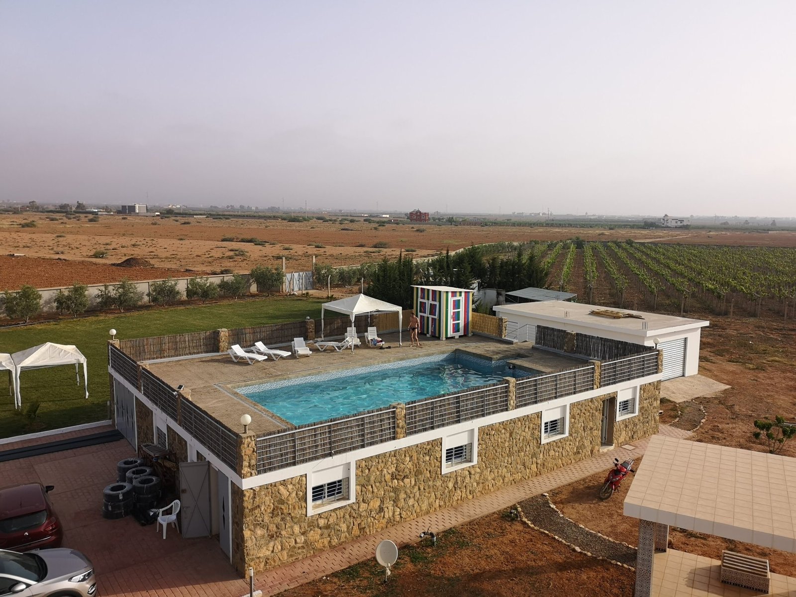 Vue sur la piscine et le jardin