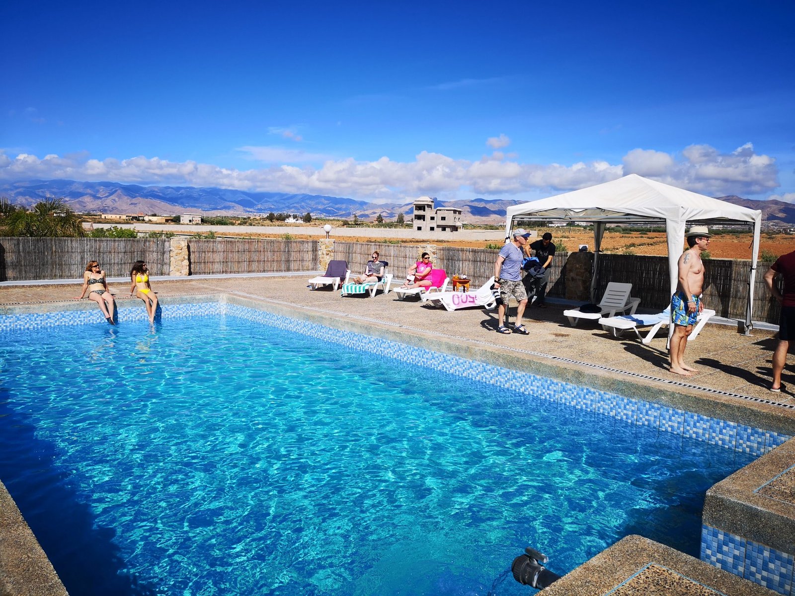Façade de l'hôtel avec palmiers